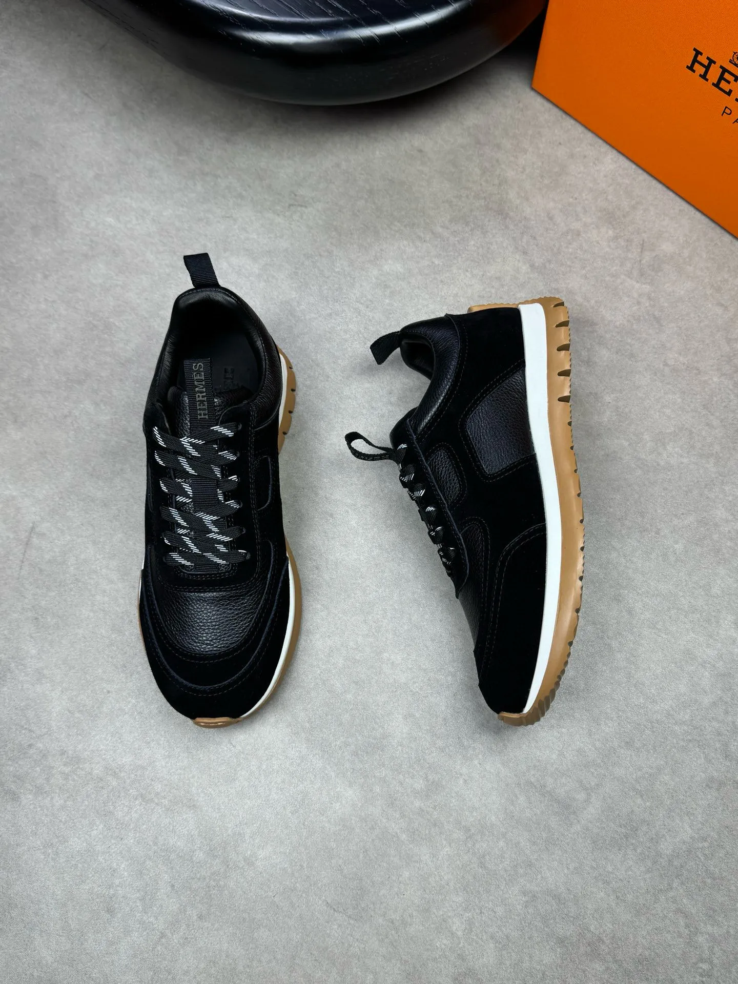 [HERMES] Hermes men's shoes 💰: 800💰 - High-end quality original items 🔍🔍🔍 casual sports shoes - Upper: 🔝 pebbled calfskin, suede calfskin, shoe body forged ´H´ totem, tongue webbing injection molded brand logo - Lining: brand canvas, foot pads; water-dyed cowhide -Outsole: Ultra-light T men's shoes 💰U foam; two-color molded outsole -Ultra-high quality control and fine workmanship: highlighted (high-end, extravagance, grade) -Size: 38-44 (45, can be customized)